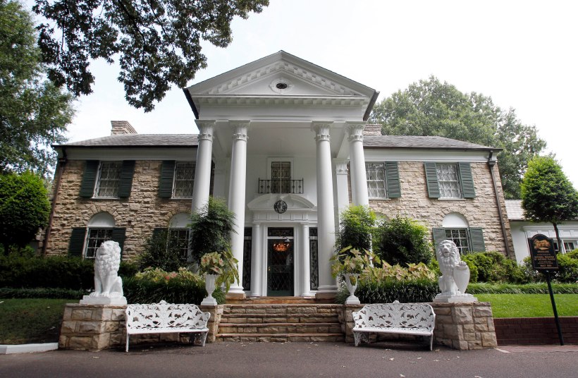 Graceland, Elvis Presley’s home in Memphis, Tennesse qhidqkiqrqidexprw