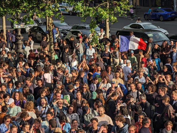 PARIS, FRANCE - JULY 07: People gather to celebrate the victory of the left-wing union after the partial results of the second round of the French parliamentary elections in Paris, France on July 07, 2024. (Photo by Luc Auffret/Anadolu via Getty Images) qhiddtikdiudprw